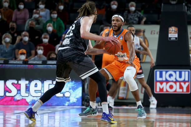 均展现出超 均展现出超